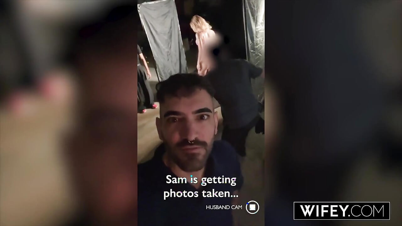Съпругата си, малката гореща съпруга Сам от съседната врата държи ръката на мъжа си, докато поглъща чудовищен черен