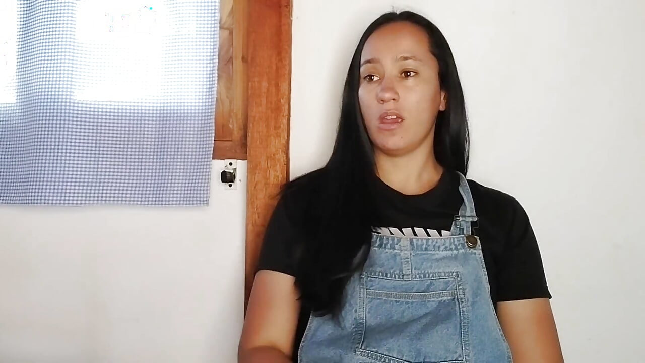 Die nachbarn erwischen mich beim masturbieren und laden mich ein, einen dreier mit ihrem ehemann zu haben