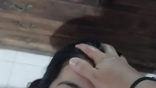 Karısı evde yokken komşumun testislerini boş bırakmayı seviyorum.