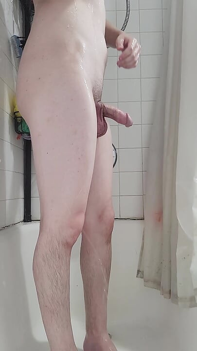 Femboy Twink tuširanje + losion dok nosi tangice