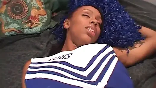 Ateşli zenci amigo kız kaslı adam tarafından sikiliyor