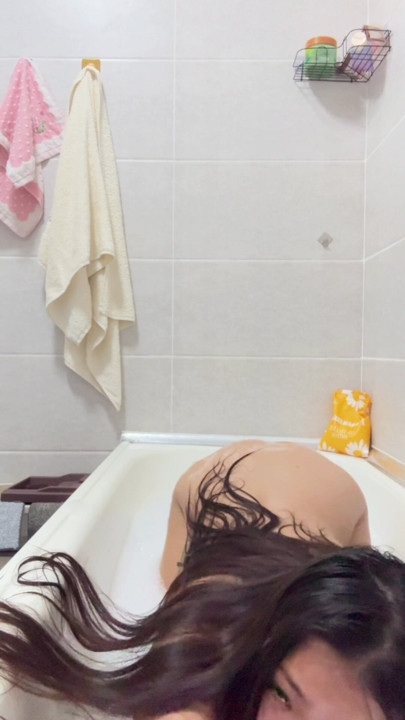 While my brother is waiting for me to get out of the bath, I made a video for my boyfriend.