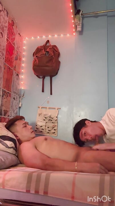 Der riesige schwanz des philippinischen twinks wird von einem schlanken asiatischen jungen hart gelutscht