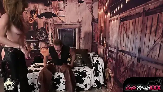 Büyük memeli orta yaşlı seksi kadın Sofie Marie'nin vahşi sikişe ihtiyacı var