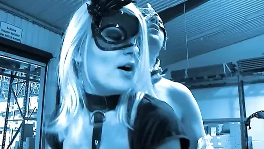 Alman Hakimiyeti Sarışın Sürtükler Kafeste Ve Banyoda