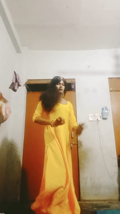 Urvashi Rani silk salwar phenke ghar ke andar ghapaghap krrhi thi