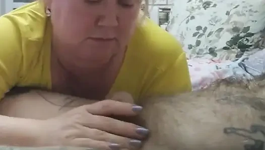 Bir yarak emiyor ve boşalmak için mastürbasyon yapıyorum