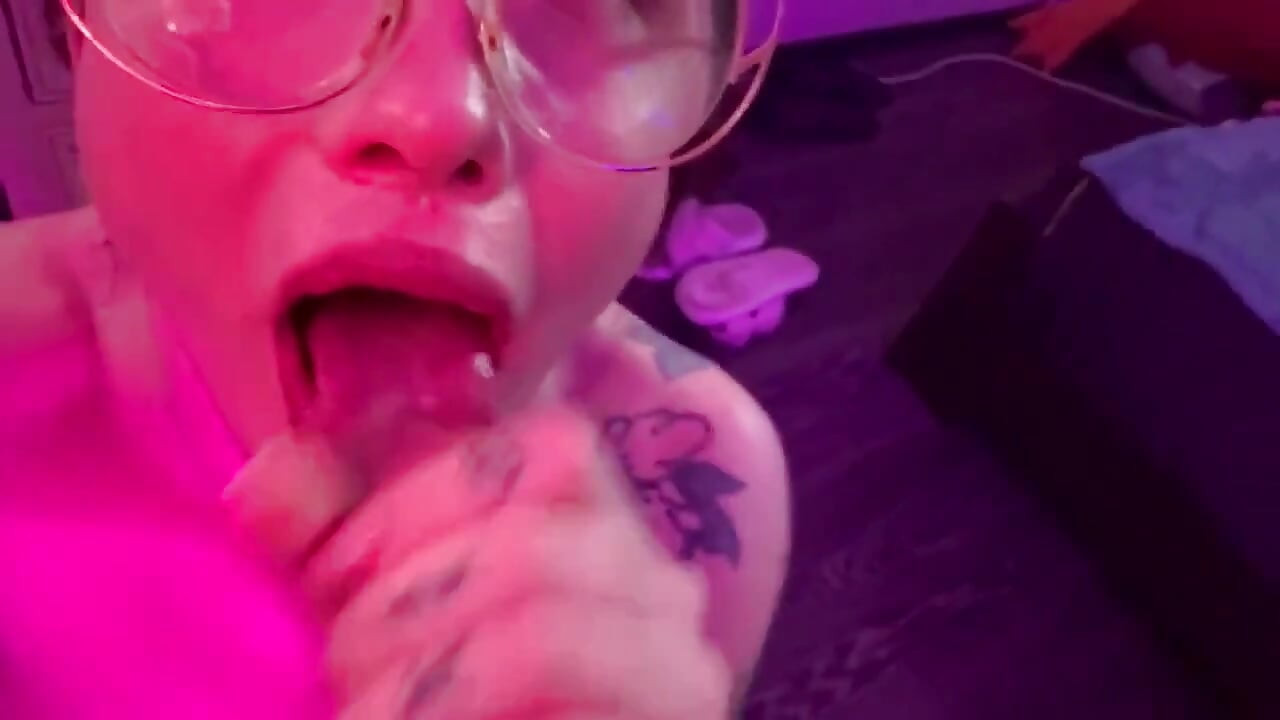 Μετωπικό Facefuck του Tgirl με γυαλιά