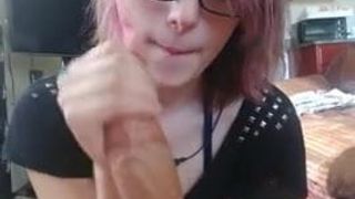 Flicka i glasögon glädjer penis