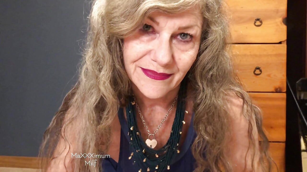 Nenek sange ini lagi asik nyepong kontol, posisi cowgirl sampai muncrat - close up!
