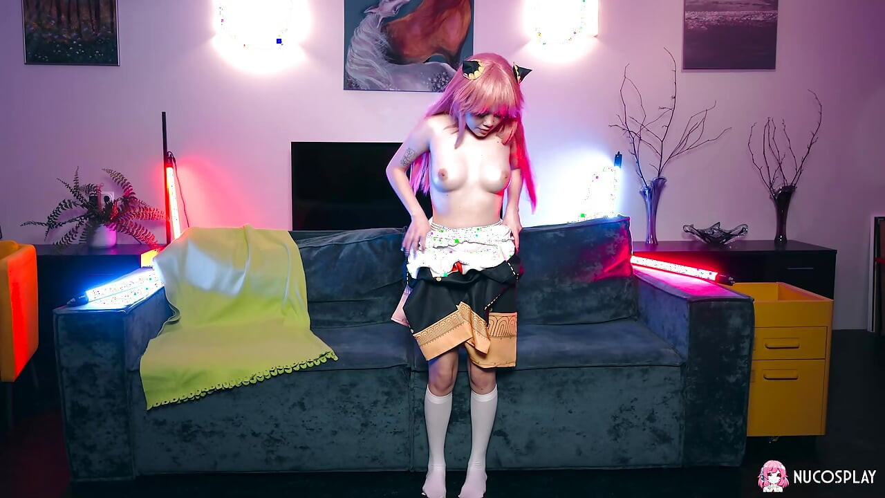 淫荡的红发荡妇丽贝卡尼克森使用一个大成人玩具。