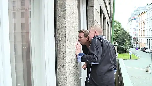 Zwei typen ficken sexy brünette im dreier-smash