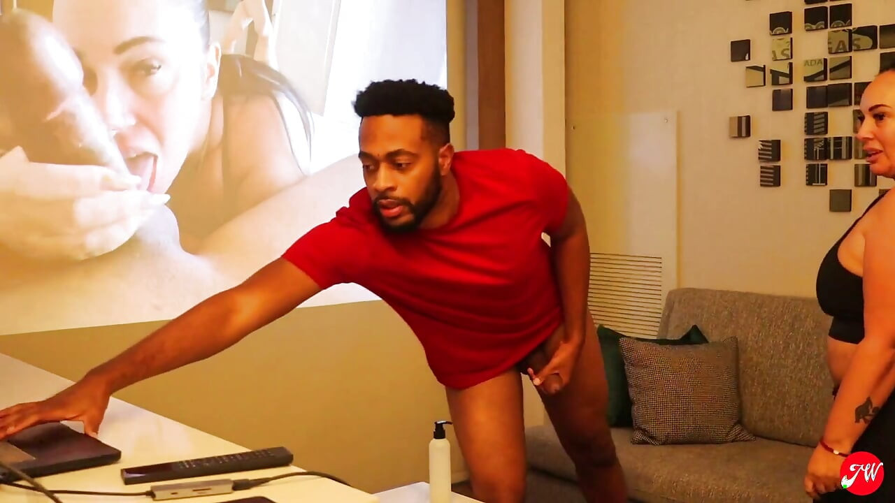 Pawg orta yaşlı seksi kadın erkek arkadaşını mastürbasyon yaparken yakalıyor