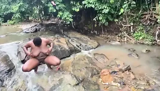 Wir sind zum fluss gegangen und haben soften sex