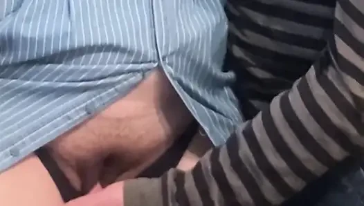 Cewek mesum lagi asik ngusap memek berbulunya di kereta bawah tanah