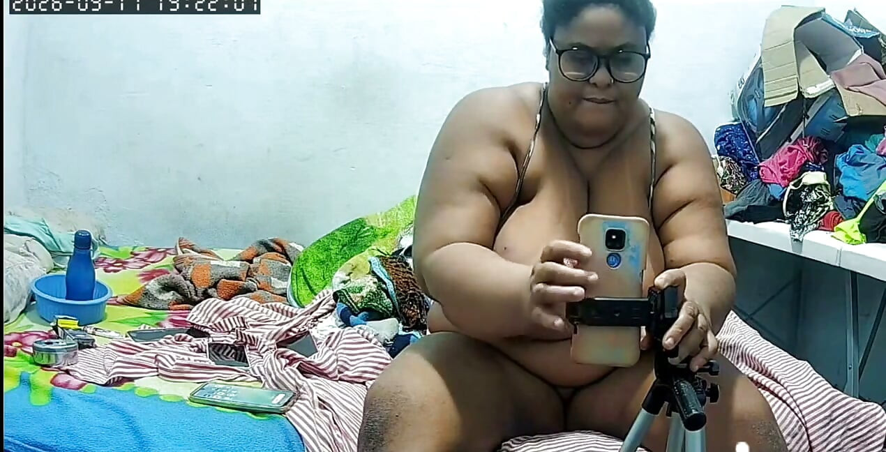 인터넷에서 그녀의 비디오를 발견하고 정액을 많이 받는 계모와 배다른 아들을 포착한 카메라