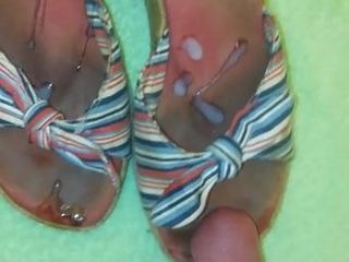 Сперма на ее обуви - клин сандалиях на пальцах ног