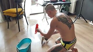 Twink pulisce nudo mentre il suo patrigno non è a casa - 561