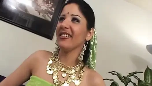 Asyalı amcık iş başında göğüslerine boşalıyor