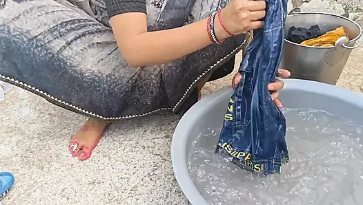 Bhabhi ko field mai kapde dhote samay mud marwai