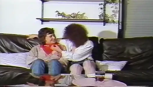 Video jadul cewek hot rambut cokelat lagi asik di-fingering dan dijilat sampai orgasme di sofa