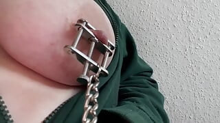 My nipple chain is fixed with effective squeezers - it cannot slip off