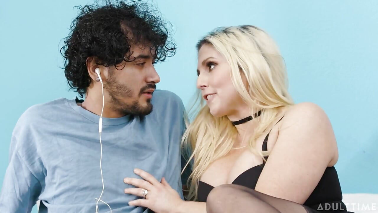 Mommy's Boy - заботливая милфа Christie Stevens трахает пасынка, чтобы заставить его больше упражнений