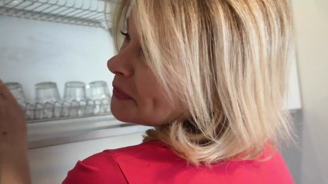 我在厨房里张开我的熟女邻居