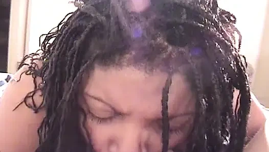 Пухлая чернокожая шлюшка показывает свои сосающие навыки