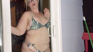 Bbw se estrelló contra una puerta y se desnudó en una multitud, corriéndose delante de ellos desnuda v154 (video completo)