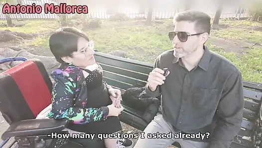 Gadis eksotis dengan kursi roda ini diajak ngentot di depan umum!