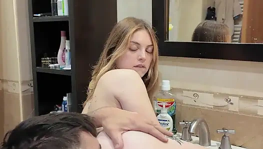 Ich habe ihn gerade für 7 minuten gefickt, ohne sich herauszuziehen. Schau, wie meine frau am ende im badezimmer zittert