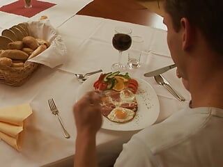 Καυλιάρης καυτός σεφ ετοιμάζει τον κώλο της πελάτισσάς του για δείπνο