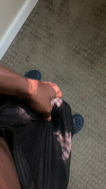 ショートパンツの中でチンコを動かす