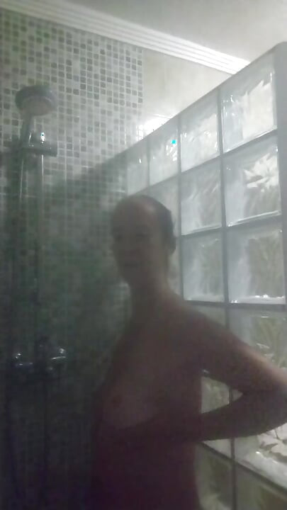 Brincando no chuveiro muito quente
