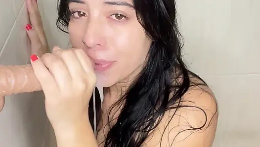 Minyon latin sürtük duşta dildosunu emiyor bölüm 2