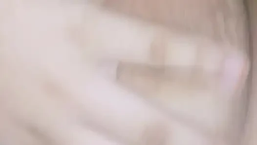 Bekar kız kanepede mastürbasyon yapıyor