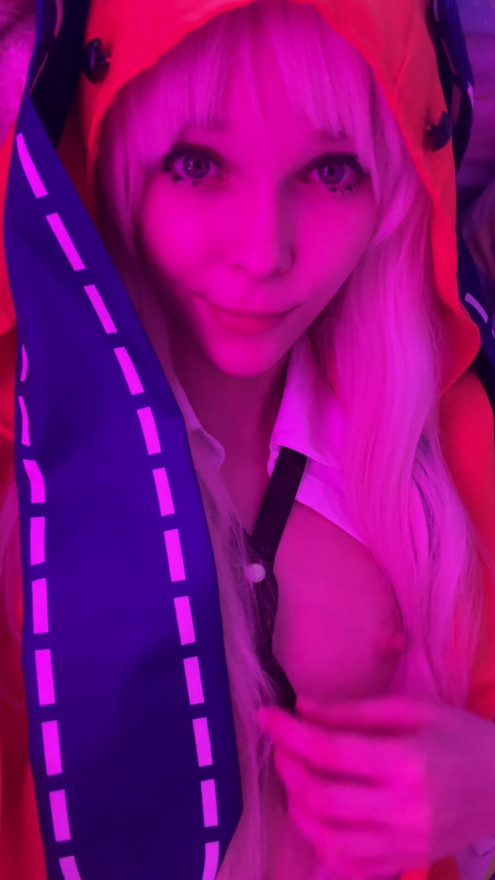 Oops i forgot my bra again😏
