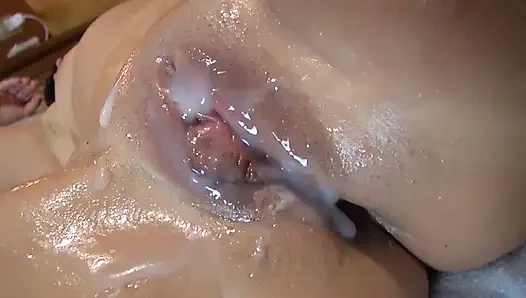 Kıllı amcık tıraşlı, yalıyor, sikiliyor ve her yerine boşalıyor