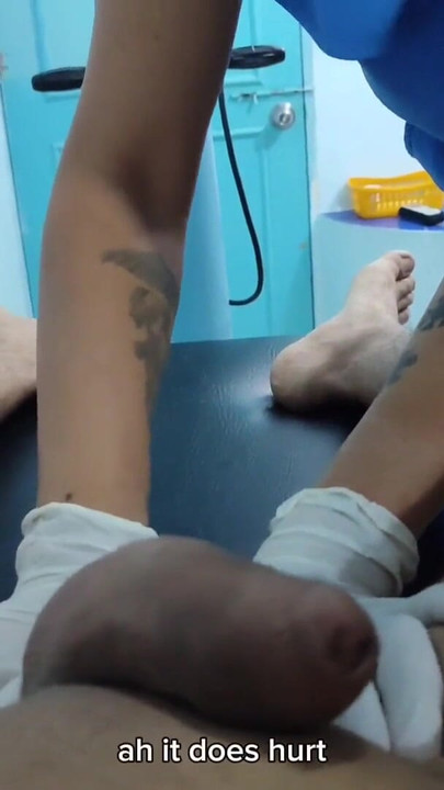 Moment émotionnel de « Un docteur vérifie le traitement du lait de la prostate par un patient anus n ° 006, partie 1 »