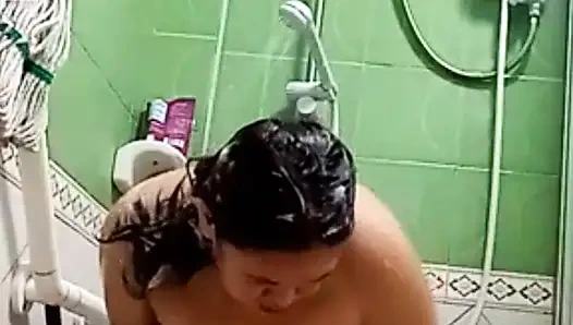 Morning video sex while taking a bath of my wife she loves it so much she orgasm