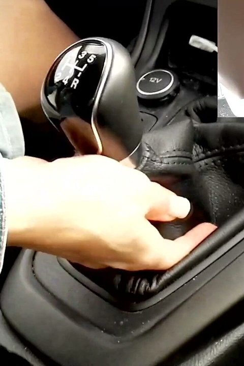 Cool pedal bombeando e dirigindo em meia-calça nua e apartamentos brancos