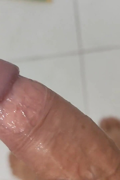 大而静脉的鸡巴在洗澡前因快感而爆炸.