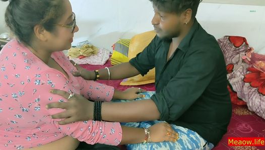 Η Bhabhi βρίσκει πορνό βίντεο στο Devar Mobile της! Καυλιάρης Ινδός κάνει σεξ