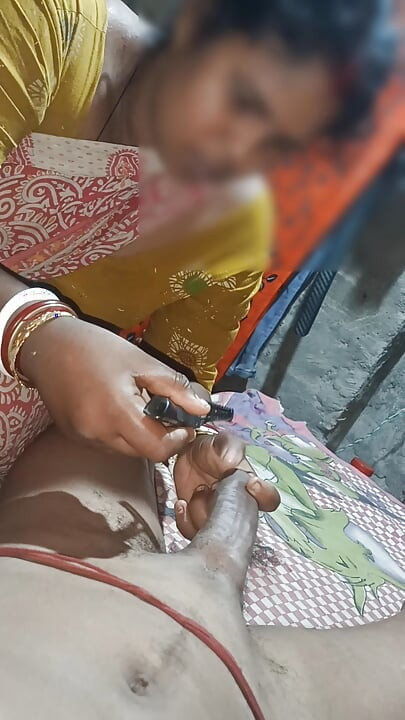 Devar bhabhi chut ki bal sab kar rahe  hai