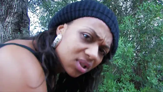 Фистинг и жесткий трах под открытым небом