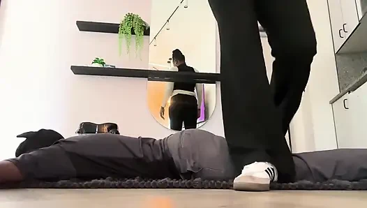 Женское доминирование, фут-фетиш-доминация