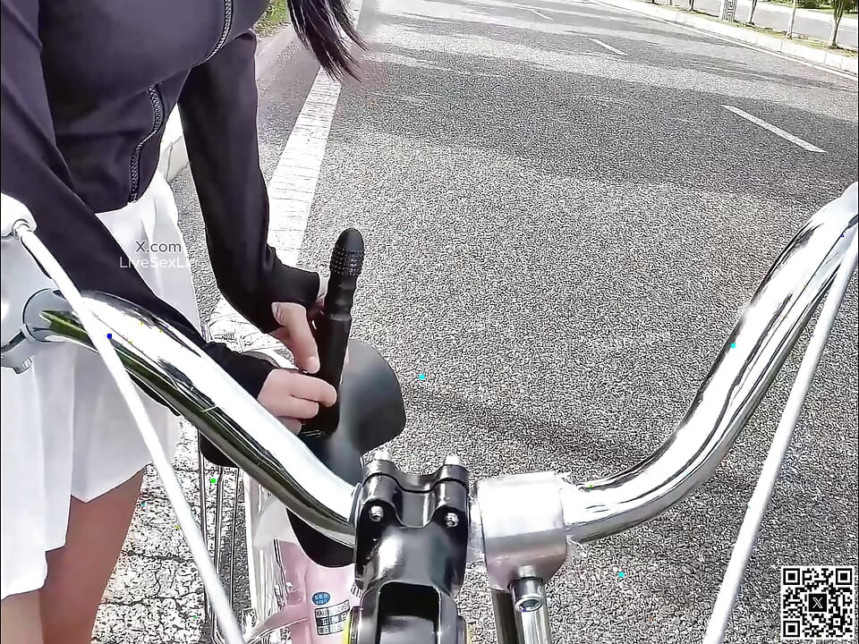 O bicicletă dotată cu un vibrator care se bagă în mine și îmi înmoaie pizda.
