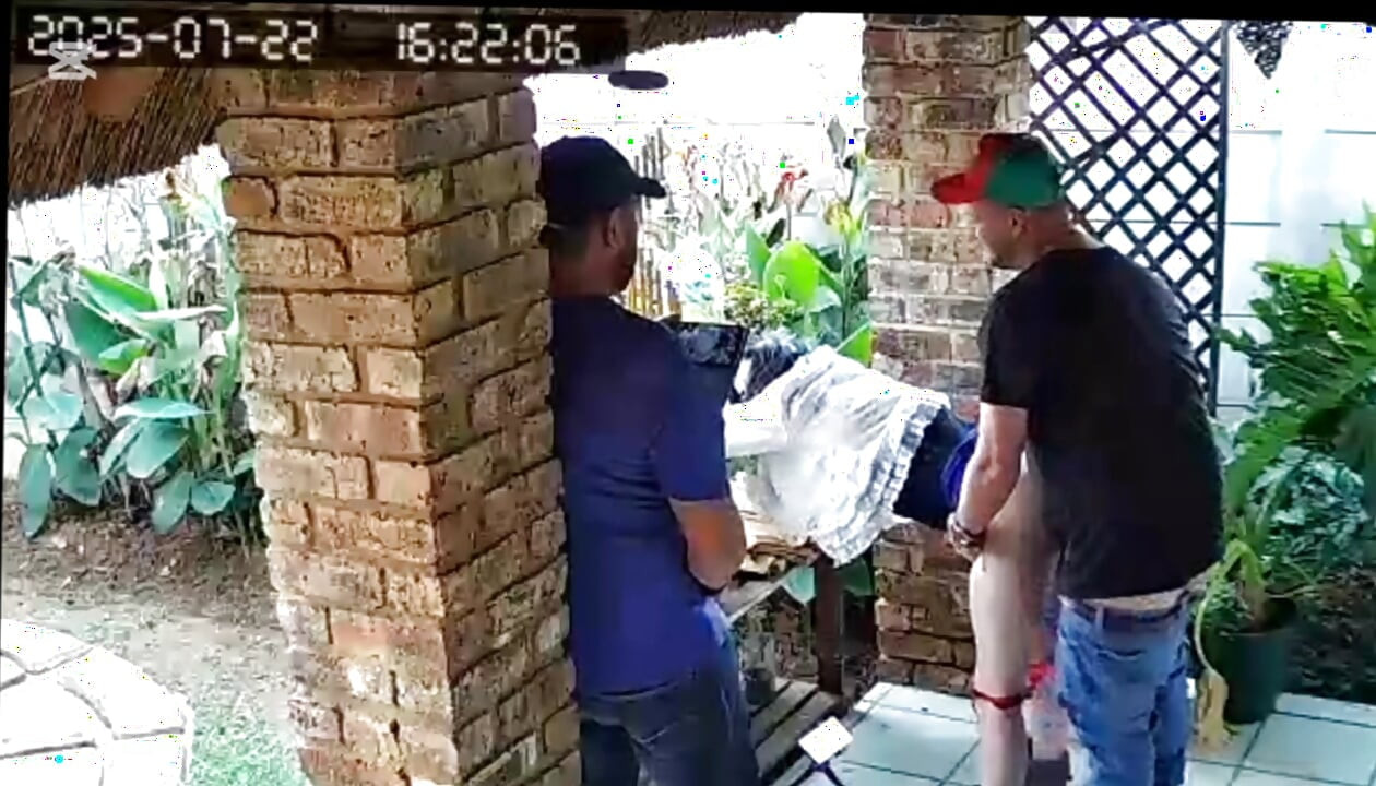 Jefe cornudo quería que me follara a su esposa mientras se masturba