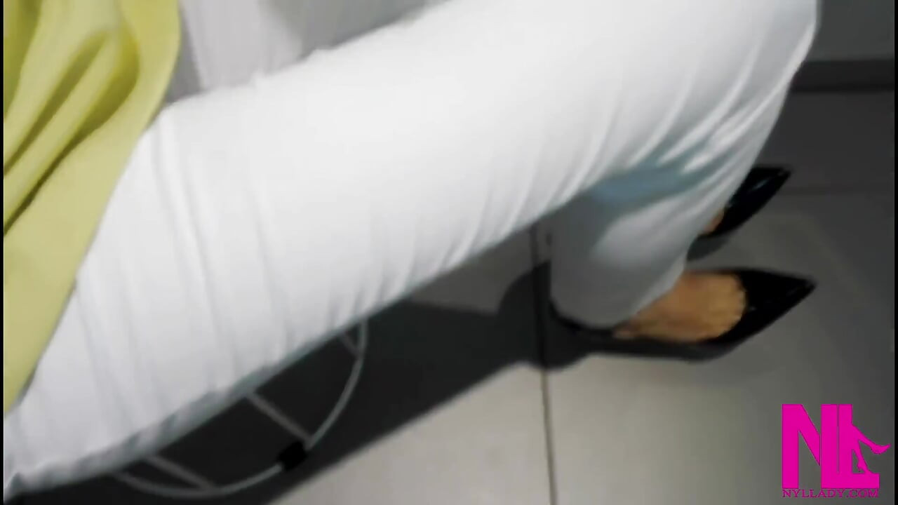 Χορός και παιχνίδι παπουτσιών με μαύρες γόβες σε ντουλάπα καταστήματος